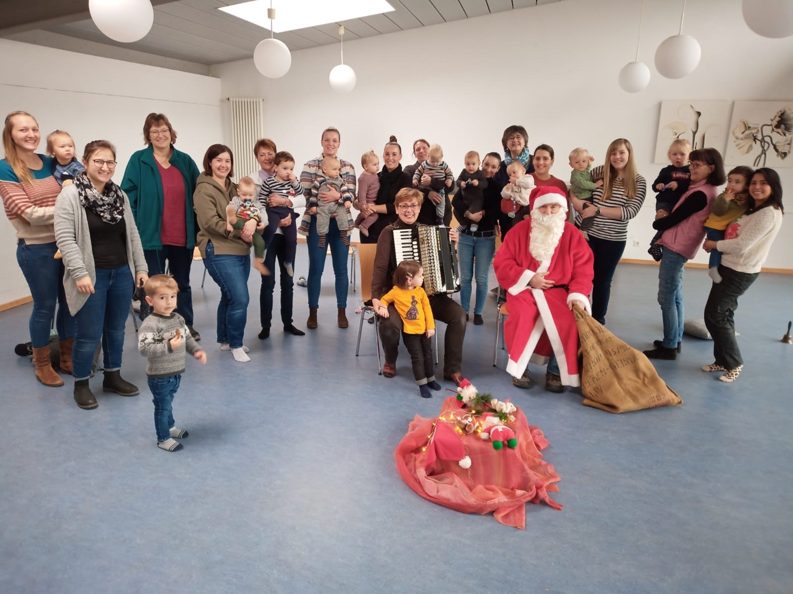 16 Babys und der Nikolaus – besonderer „Drop In(klusive)“–Treff in Pfungstadt - Eschollbrücken