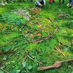 Waldboden, Kunstwerk mit Stöcken und Blättern