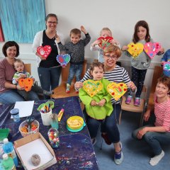 Mamas mit ihren Kinder, Blumensträuße