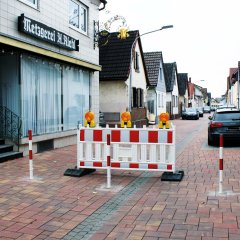 Eine Straße mit Absperrpfosten