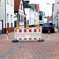 Eine Straße mit Absperrpfosten