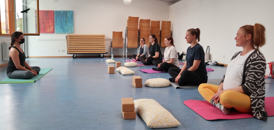 Schwangere Frauen beim Yoga