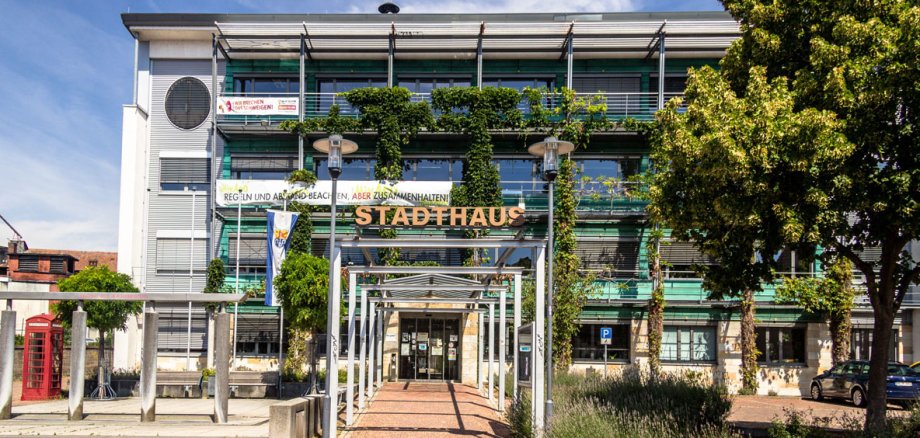 Bürgermeistersprechstunde Bürogebäude mit Schriftzug Stadthaus I über dem Eingang