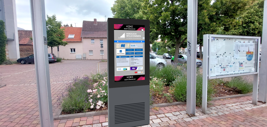 Digitales Gemeindeboard Foto vor dem Stadthaus