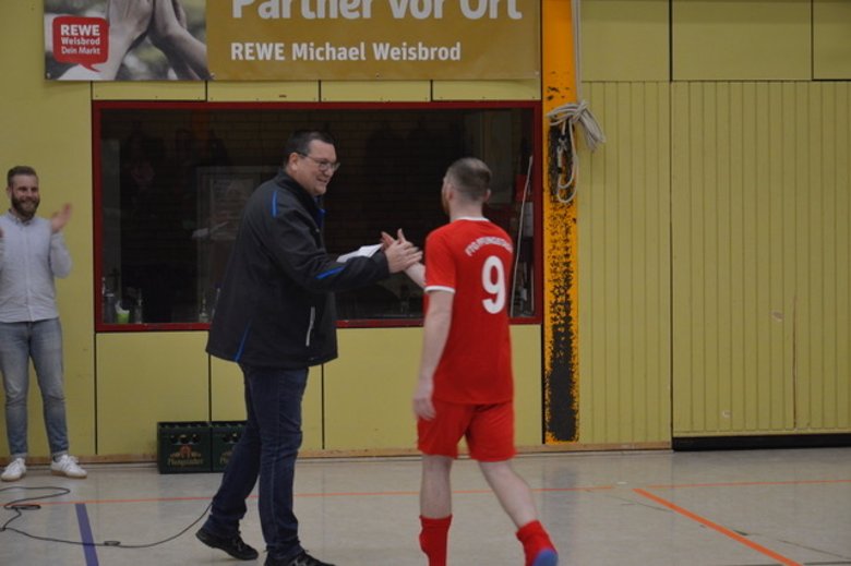 Erfolgreiche Hallenstadtmeisterschaft im Fußball: SV Hahn ist neuer Titelträger Stadtverordnetenvorsteher Oliver Hegemann gratuliert Fußballspieler
