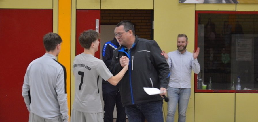 Erfolgreiche Hallenstadtmeisterschaft im Fußball: SV Hahn ist neuer Titelträger Stadtverordnetenvorsteher Oliver Hegemann gratuliert Fußballspieler