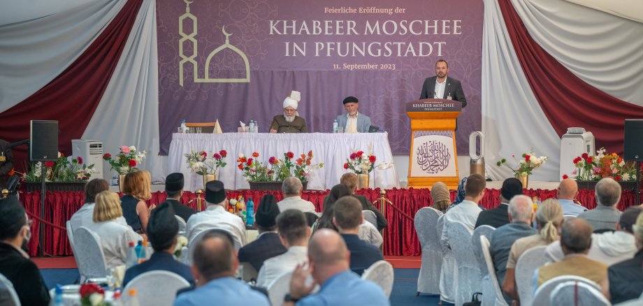 Tribüne, Redner, Publikum Eröffnungsfeierlichkeiten für die Moschee