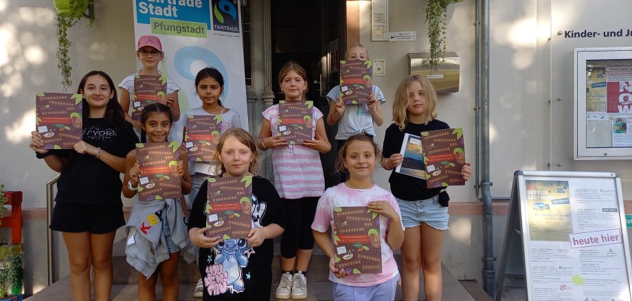 Gruppenfoto Mädchen mit Heft "Schokoladenwerkstatt"