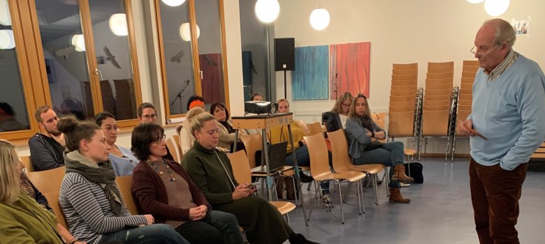 Familientisch Zuschauer hören einem Redner zu