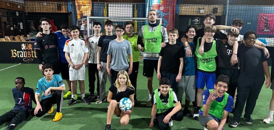 Gruppenfoto auf Fußballfeld Gruppenfoto auf Fußballfeld