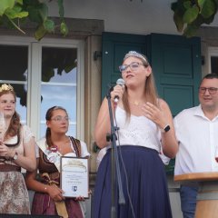 Weinprinzessin auf Bühne hält eine Rede