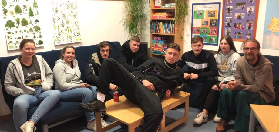 Jugendtreff Jungs und Mädels auf einer Couch