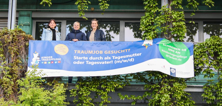 Foto mit Banner Kindertagespflege LADADI