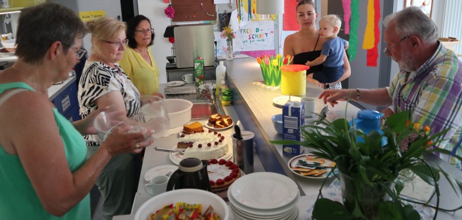 Kuchentheke und Besucherinnen Kuchentheke und Besucherinnen
