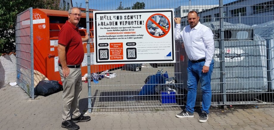 Neue Schilder gegen illegale Müllentsorgung in Pfungstadt Zwei Männer vor einem Schild