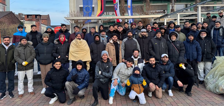 Pfungstadts Straßen vom Silvester-Müll befreit Gruppenbild Ahmadiyya Pfungstadt