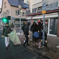 Pfungstadts Straßen vom Silvester-Müll befreit Ahmadiyya-Gemeinde Pfungstadt sammelt Silvester-Feuerwerk