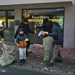Pfungstadts Straßen vom Silvester-Müll befreit Ahmadiyya-Gemeinde Pfungstadt sammelt Silvester-Feuerwerk