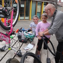 Menschen am Tisch reparieren Gegenstände