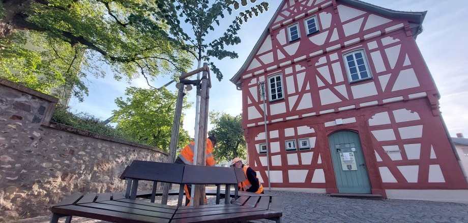 Montierte Bankanlage am Eschollbrücker Rathaus Der Betriebshof Pfungstadt hat eine rundum erneuerte Sitzgelegenheit am Eschollbrücker Rathaus erfolgreich wieder aufgebaut.