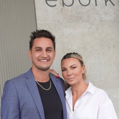 Smart Home der Firma ebork GmbH in Eschollbrücken eröffnet Ehepaar Borkowski vor einer grauen Hauswand