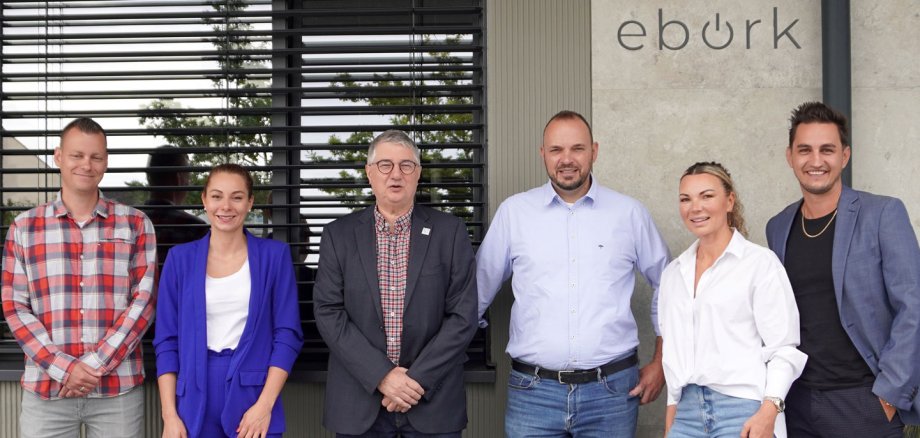 Smart Home der Firma ebork GmbH in Eschollbrücken eröffnet Gruppenbild mit zwei Frauen und vier Männern