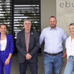 Smart Home der Firma ebork GmbH in Eschollbrücken eröffnet Gruppenbild mit zwei Frauen und vier Männern