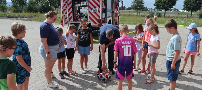 Sommerferienaktionen unter dem Motto „Hinter die Kulissen schauen“ in Pfungstadt und Umgebung Kinder besuchen die Freiwillige Feuerwehr Pfungstadt-West