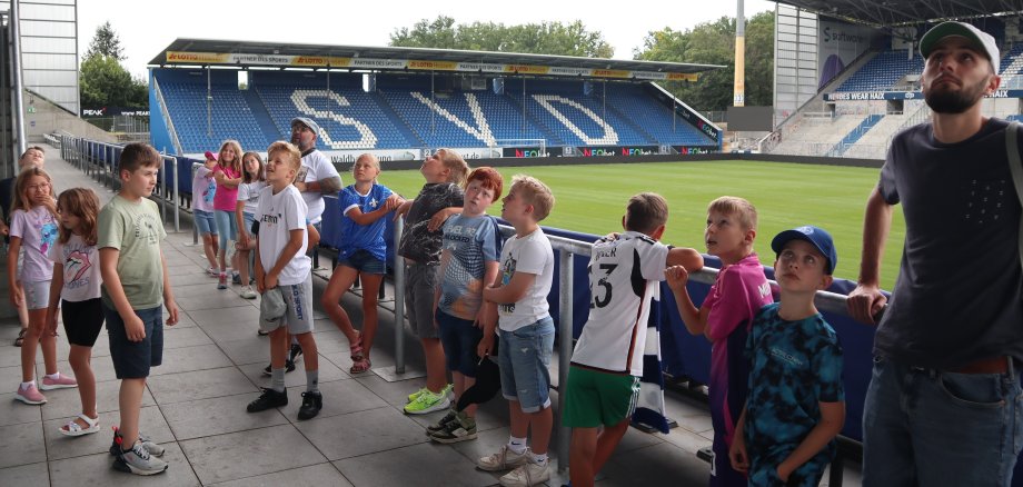 Sommerferienaktionen unter dem Motto „Hinter die Kulissen schauen“ in Pfungstadt und Umgebung Kinder besuchen den SV Darmstadt 98