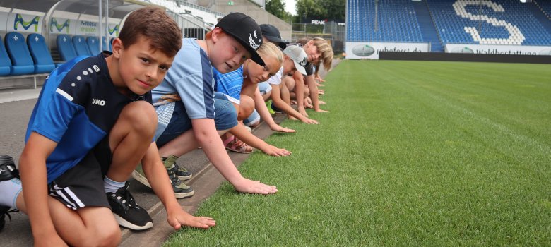 Sommerferienaktionen unter dem Motto „Hinter die Kulissen schauen“ in Pfungstadt und Umgebung Kinder besuchen den SV Darmstadt 98