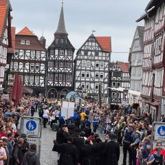 Stadt Pfungstadt präsentiert sich beim 61. Hessentagsfestzug in Fritzlar Stadt Pfungstadt präsentiert sich beim 61. Hessentagsfestzug in Fritzlar