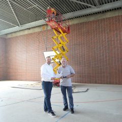Startschuss für Abbrucharbeiten an der Sporthalle in Eschollbrücken Sporthalle innen mit Hebebühne