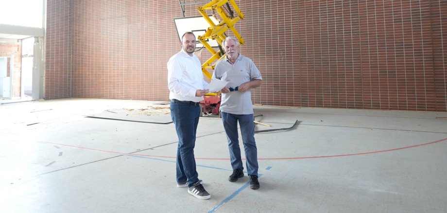 Startschuss für Abbrucharbeiten an der Sporthalle in Eschollbrücken Sporthalle innen mit Hebebühne