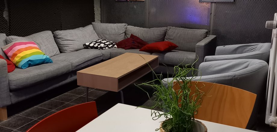 Treffs der Kinder- und Jugendförderung Pfungstadt nach den Osterferien Raum mit Sofa und Tisch