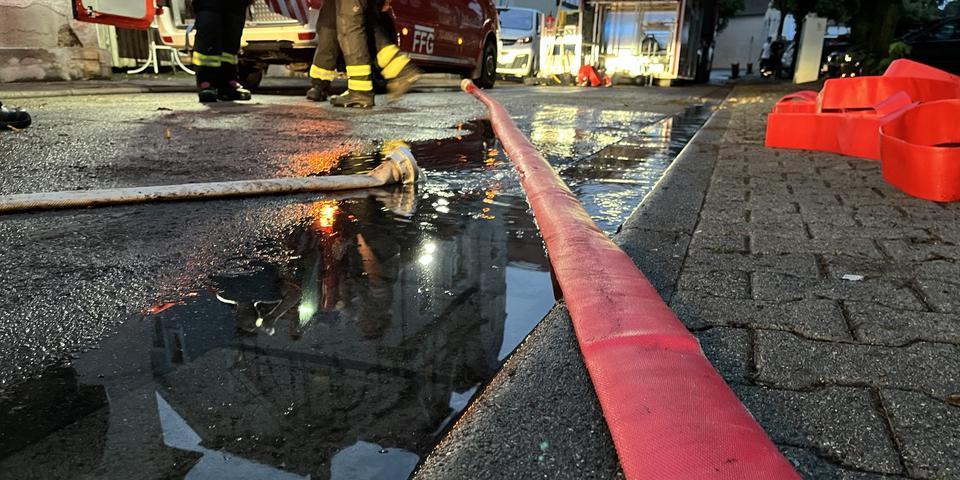 "Das Wasser auf den Straßen wird von der Feuerwehr abgepumpt." (DA Echo, 03.08.2024)