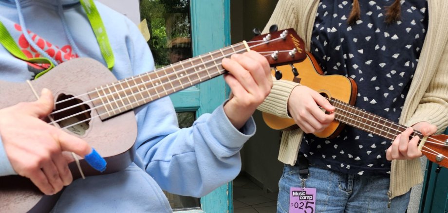 Zwei Mädchen, die Gitarre spielen