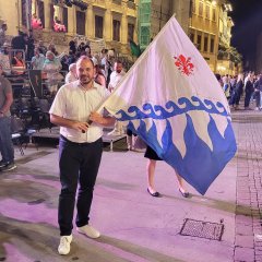 Die italienischen Fahnenschwenker überreichten Bürgermeister Koch eine traditionelle Fahne