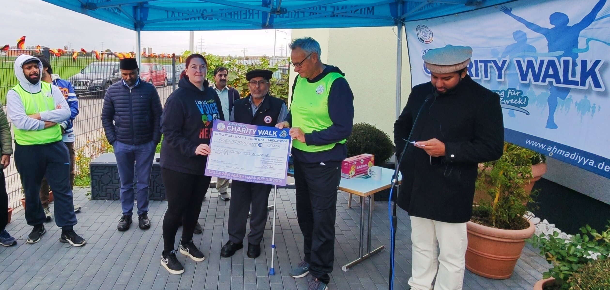  Verschiedene Männer bei einer Preisverleihung und Schauscheckübergabe