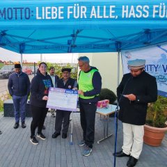  Verschiedene Männer bei einer Preisverleihung und Schauscheckübergabe