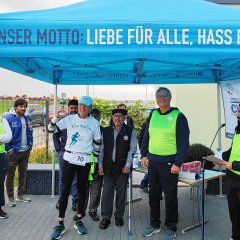 Verschiedene Männer bei einer Preisverleihung
