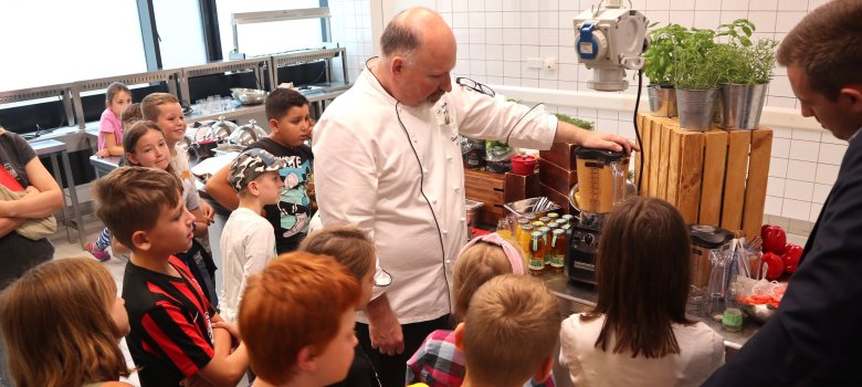 Abschluss der Sommerferienaktionen: Ein Blick "hinter die Kulissen" in Pfungstadt und Umgebung Kinder besuchen Küche des Lufthansa Hotels in Seeheim