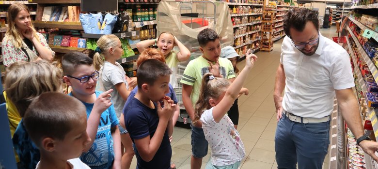 Abschluss der Sommerferienaktionen: Ein Blick "hinter die Kulissen" in Pfungstadt und Umgebung Kinder besuchen Rewe-Markt in Pfungstadt