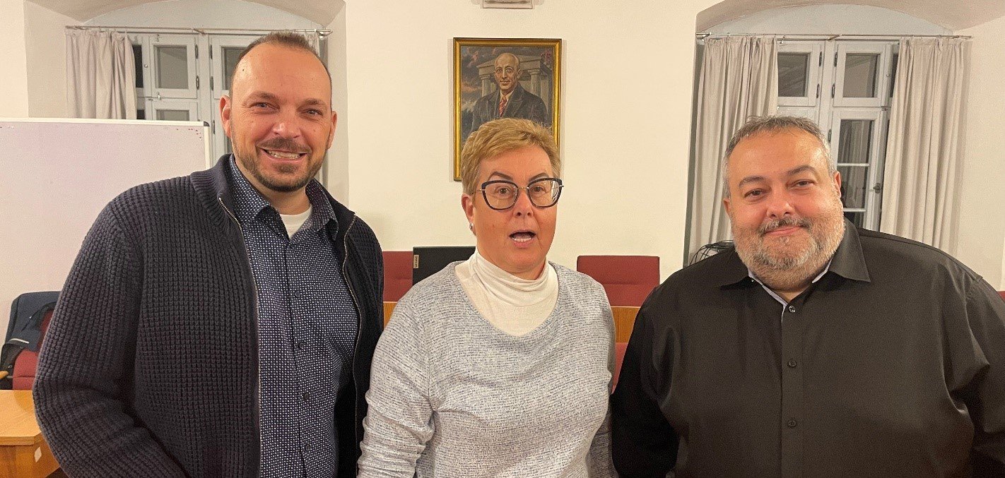 v. l. n. r.: Bürgermeister Patrick Koch, Ausschussvorsitzende Iris Walters, Stellvertreter José Maria Gonzalez Iglesias