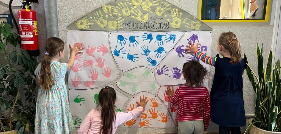 Kinder malen gemeinsam