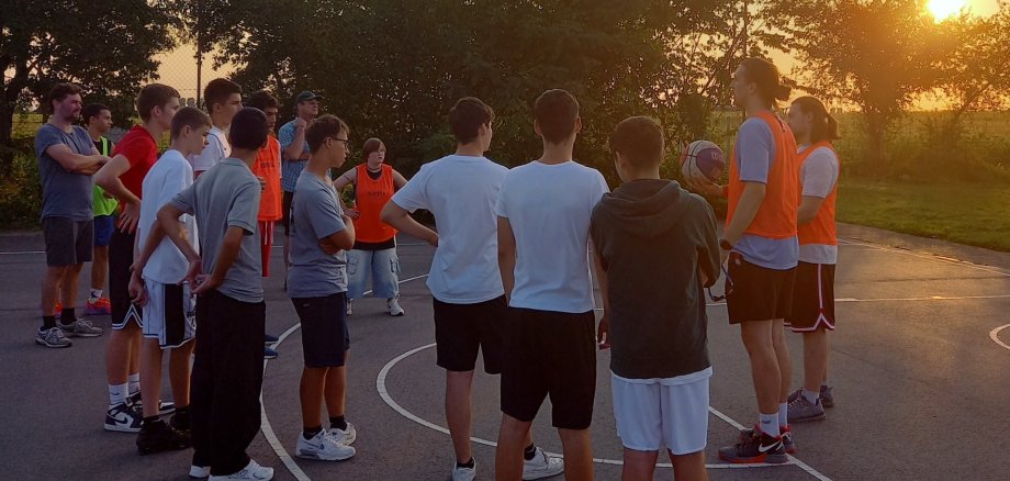 Sommerferien-Events für Jugendliche sorgen für Abwechslung Kinder in der Abenddämmerung