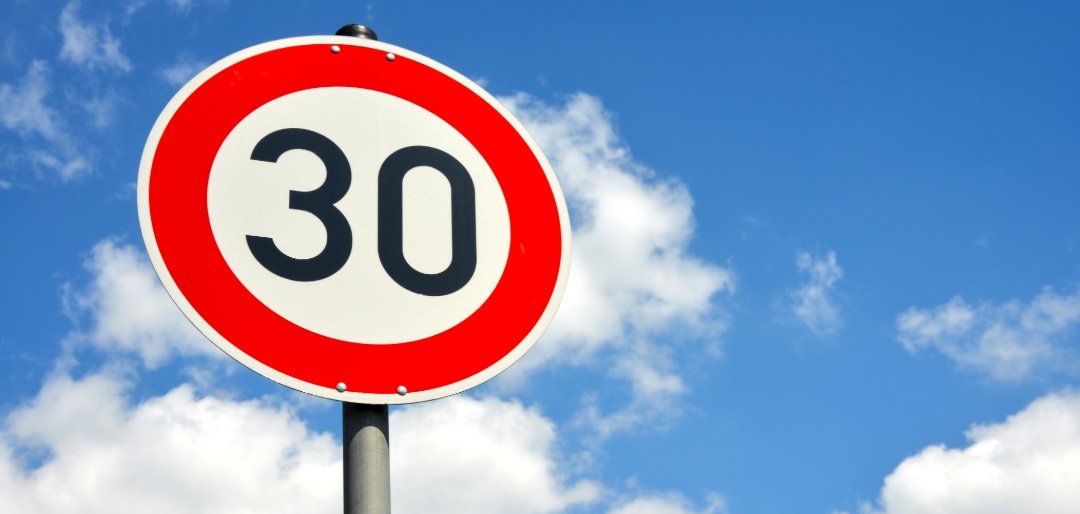 Verkehrsschild 30 vor blauem Himmel