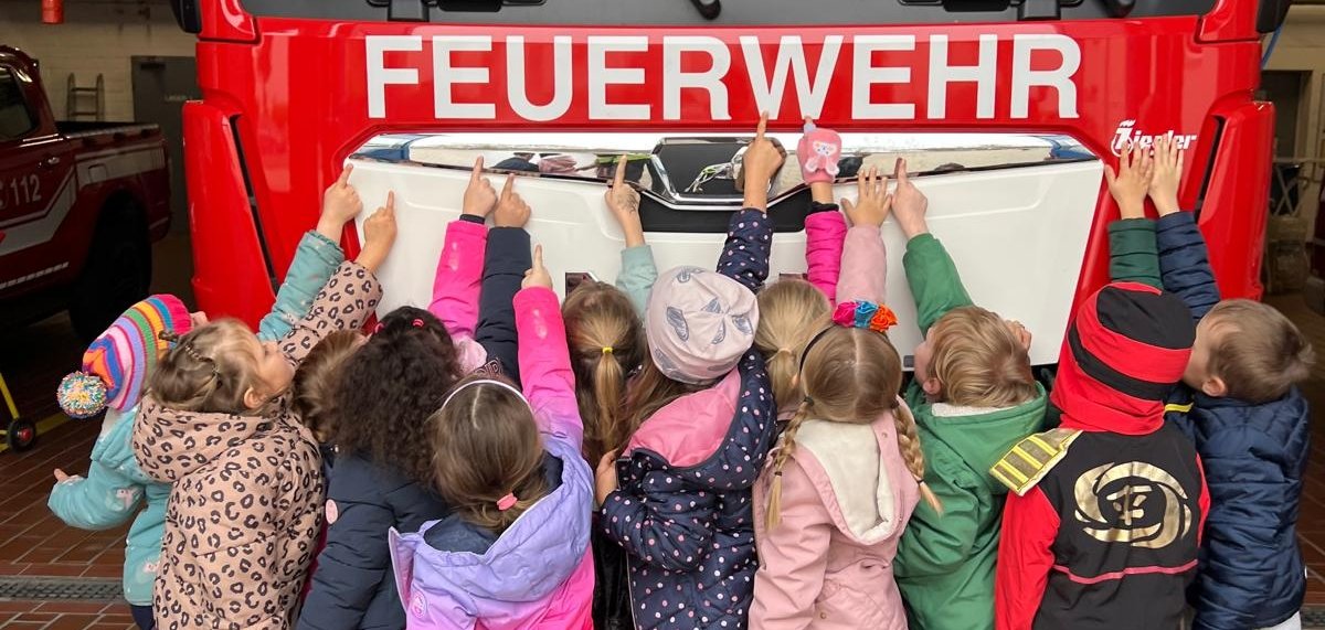 Kinder vor Feuerwehrauto
