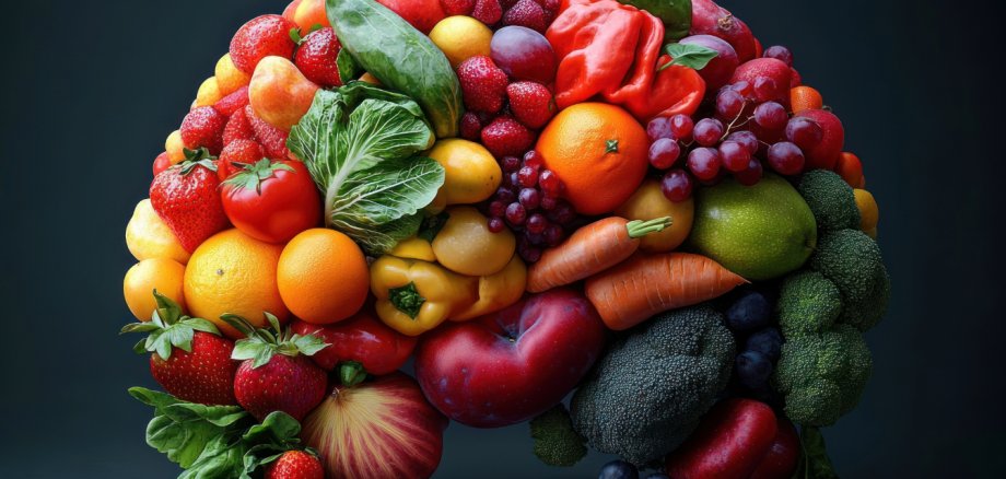 Brainfood – wie die Ernährung das Gehirn beeinflusst Symbolisches Gehirn, zusammengesetzt aus Obst