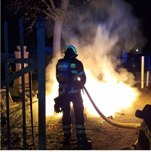 Brandlöschung durch Feuerwehr