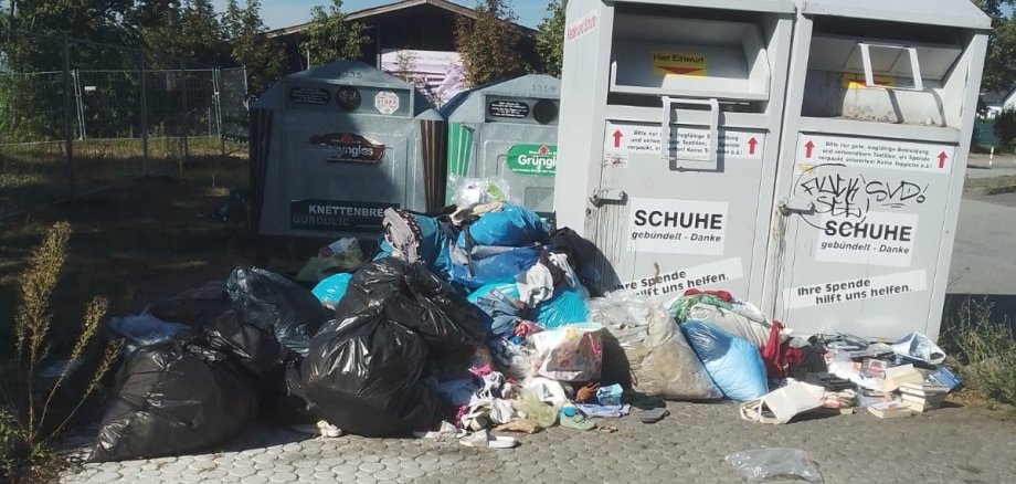 Müll vor Containern